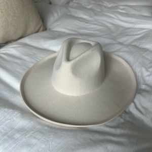 Lack of color hat Meloivory. The melodic fedora. Color is ivory. 55cm size small